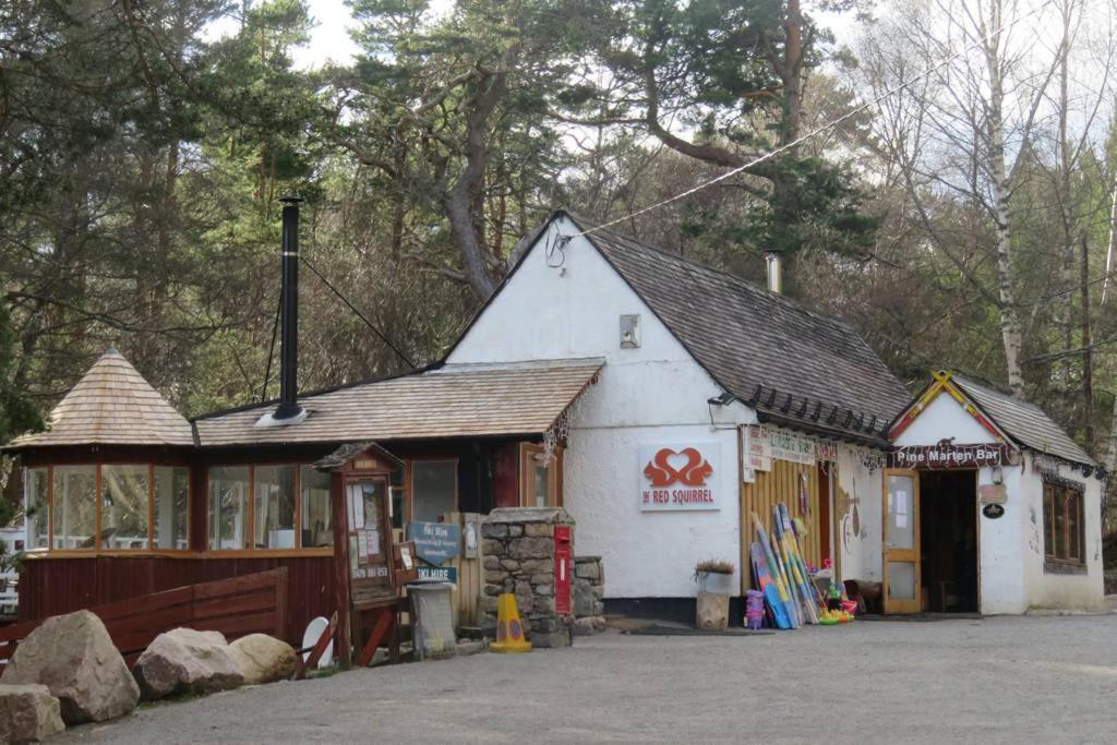 Pine Marten Bar Glenmore Pods Авимор Екстериор снимка